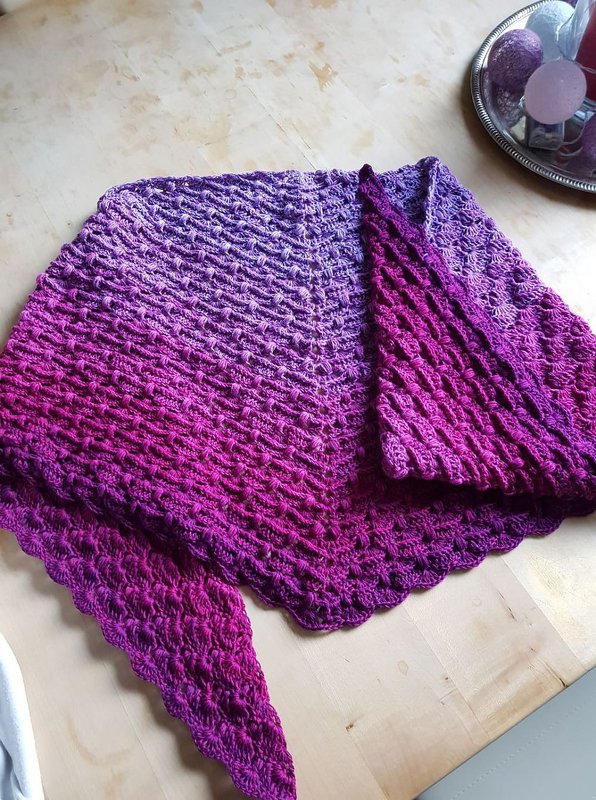 Gehäkeltes Dreieckstuch mit muschelartigem Muster und Farbverlauf von Lila zu Pink