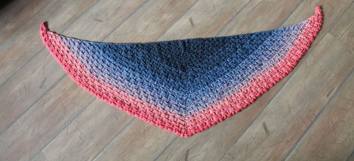 Häkelanleitung flaches dichtes Tuch Violetta