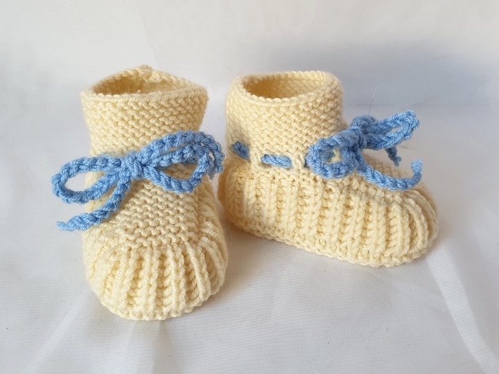 Strickanleitung Baby-Schuhe in 2 Größen ohne Nadelspiel  #284