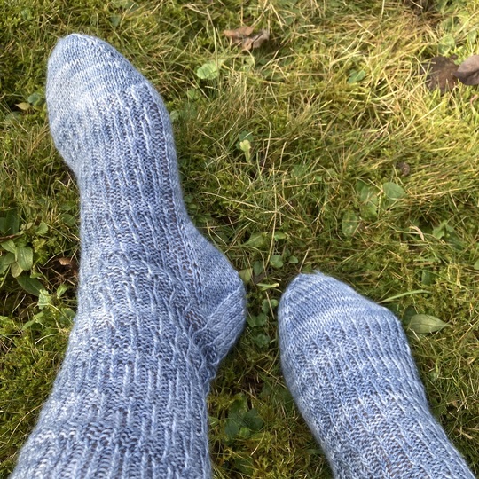 Ein bisschen strukturiert - Sockenanleitung