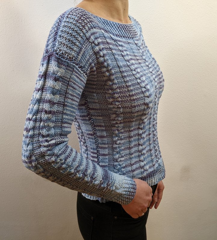 Taillierter Strickpullover mit kombinierten Zopf‑ und Rippenmustern in Blau‑Violett