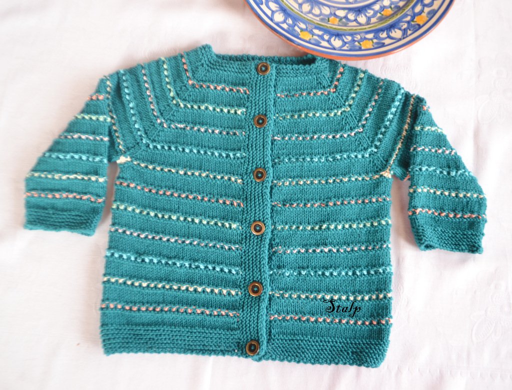 Türkise gestrickte Kinderjacke mit pastellfarbenen Querstreifen und braunen Knöpfen, flach ausgelegt