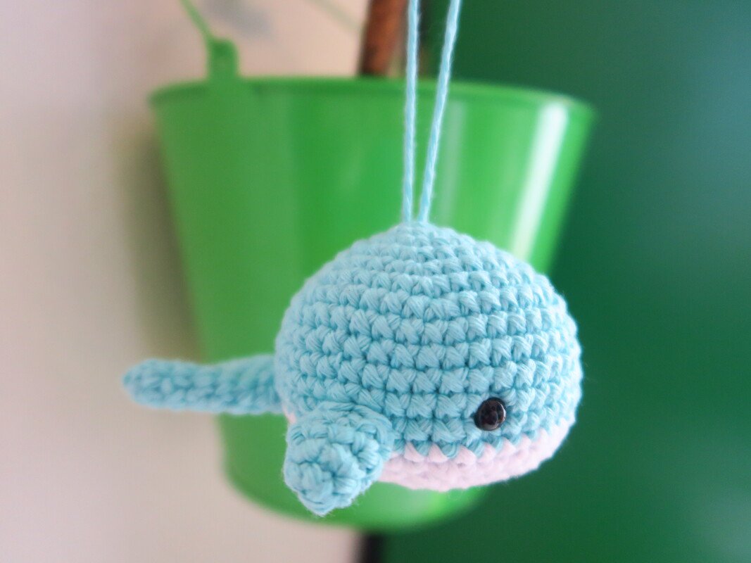 Gehäkelter kleiner hellblauer Wal mit Aufhängeschlaufe