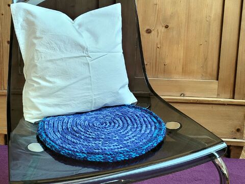 Anleitung Gehäkeltes Sitzkissen mit Endlosspirale im Stricklook