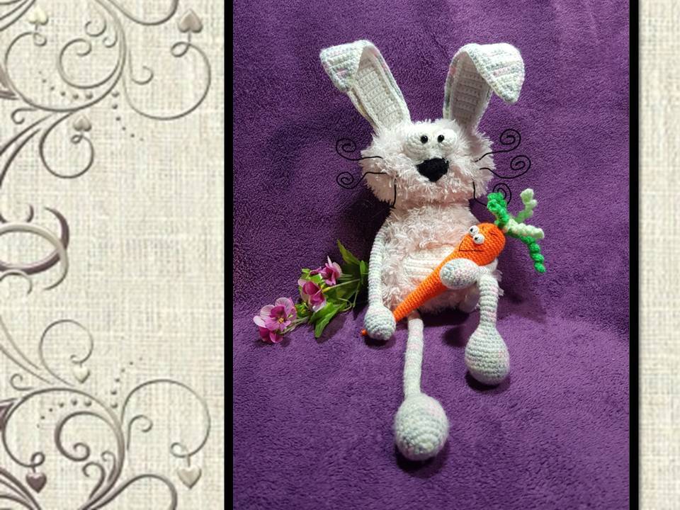 Gehäkelter weißer Hase mit Schlappohren und orangefarbener Möhre auf violettem Hintergrund