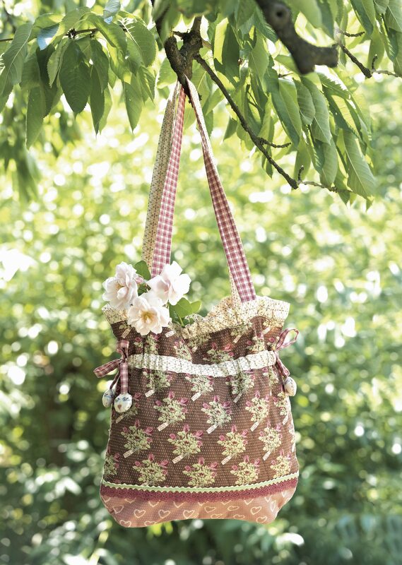 Nähanleitung: GENÄHTE ROMANTIKTASCHE AUS MUSTERSTOFFEN UND SPITZEN
