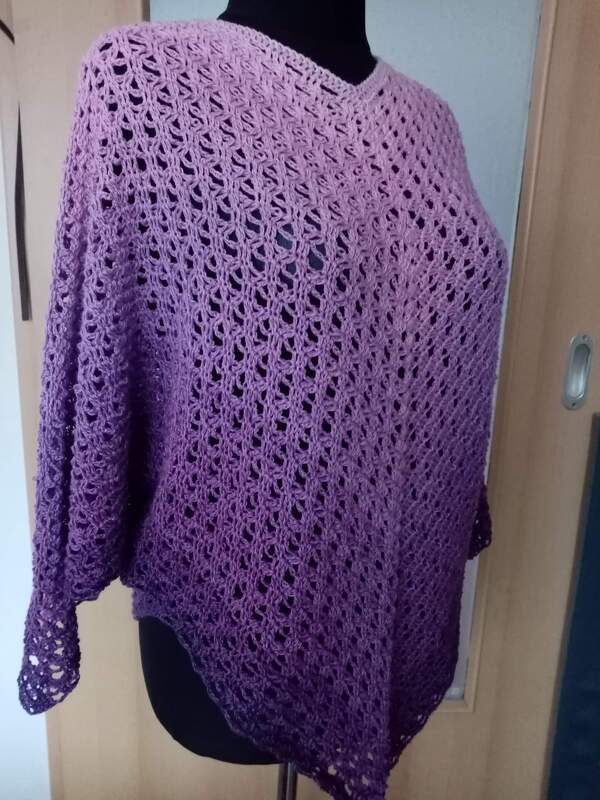 Handgehäkeltes Oberteil (Poncho/Tunika) in Lila-Ombré mit V-Ausschnitt und offenem Lochmuster