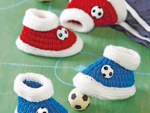 Strickanleitung: ROTE BZW BLAUE FUSSBALL-SCHÜHCHEN