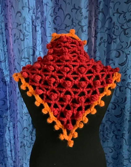 Tuch mit vielen Bommeln