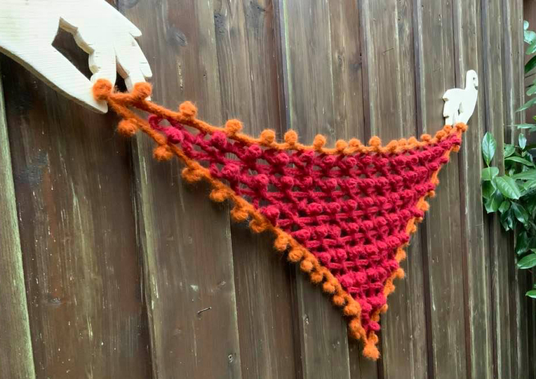 Tuch mit vielen Bommeln