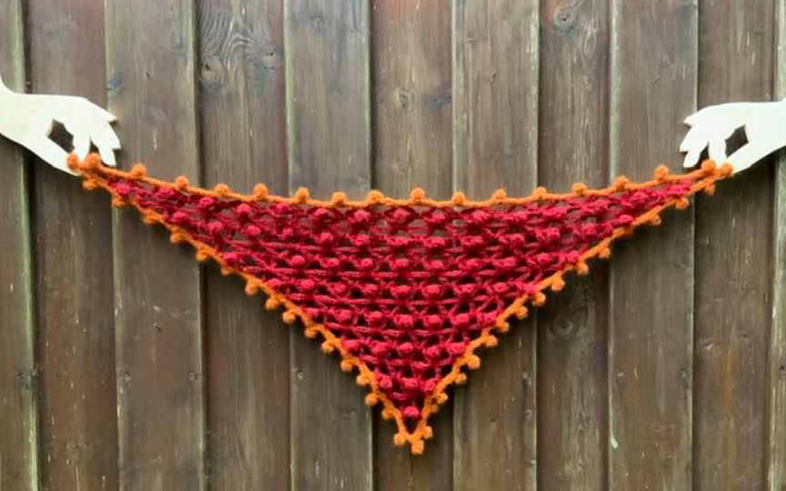 Tuch mit vielen Bommeln