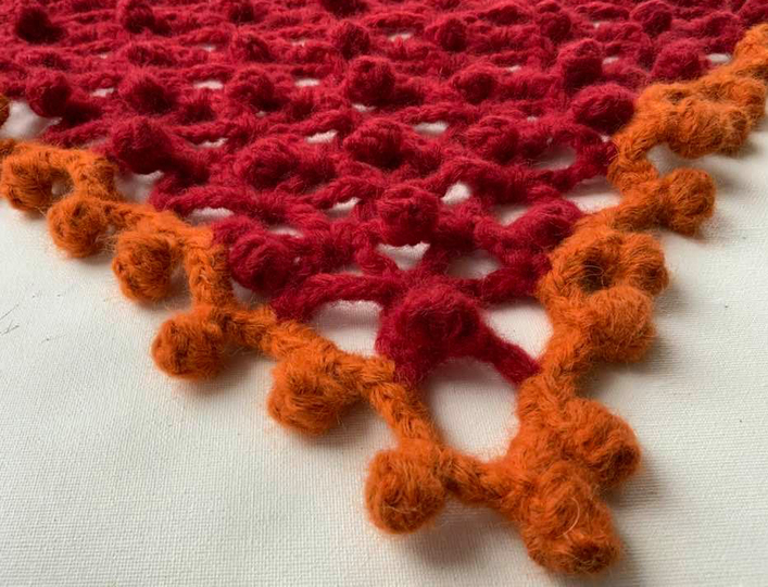 Tuch mit vielen Bommeln