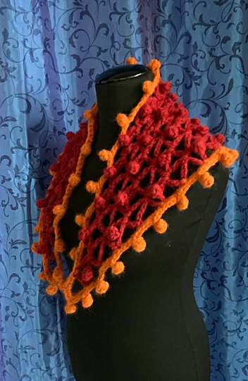 Tuch mit vielen Bommeln