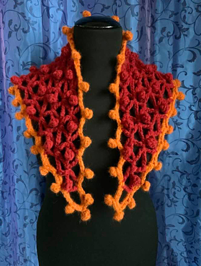 Tuch mit vielen Bommeln