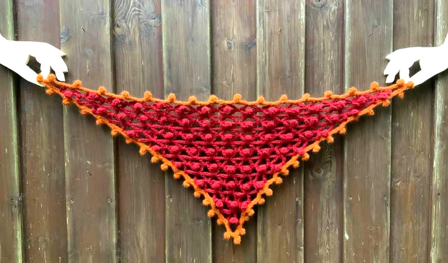 Tuch mit vielen Bommeln