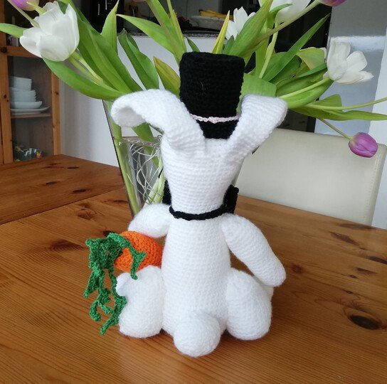 Anleitung Harry Hase mit Zylinder, Fliege und Möhre