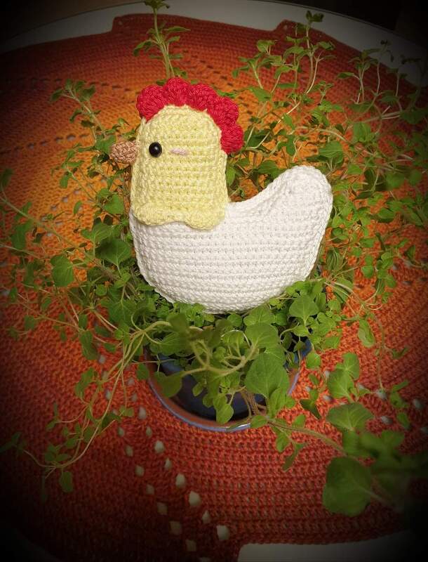 Kleine Henne als Anhänger, Blumenstecker oder Knisterchen für Babys - Bild 4