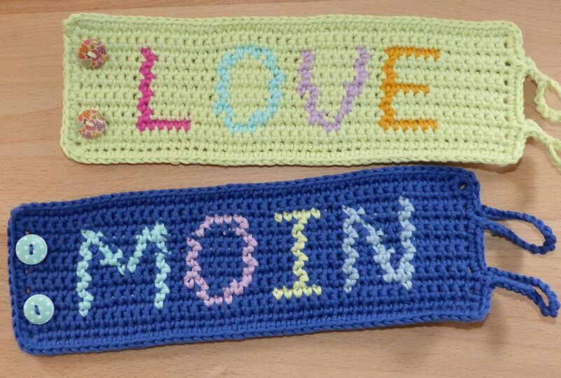 Häkelanleitung für Tassenwärmer 'Cup cozy' mit Text MOIN oder LOVE