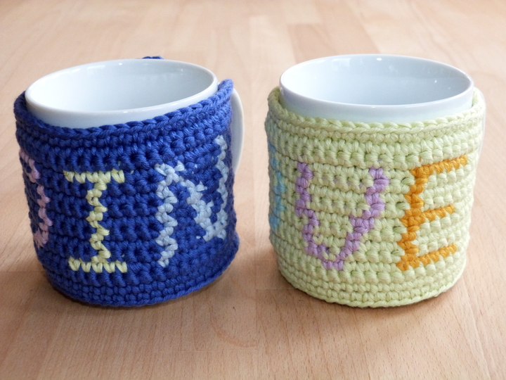 Häkelanleitung für Tassenwärmer 'Cup cozy' mit Text MOIN oder LOVE