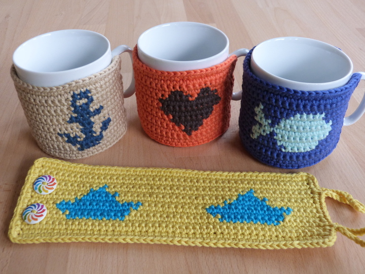 Häkelanleitung für Tassenwärmer "Cup cozy" mit 4 eingehäkelten Motiven