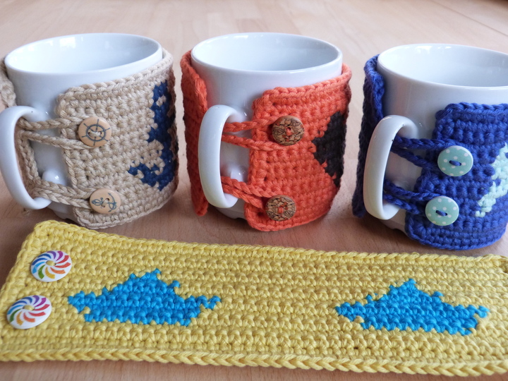 Häkelanleitung für Tassenwärmer "Cup cozy" mit 4 eingehäkelten Motiven