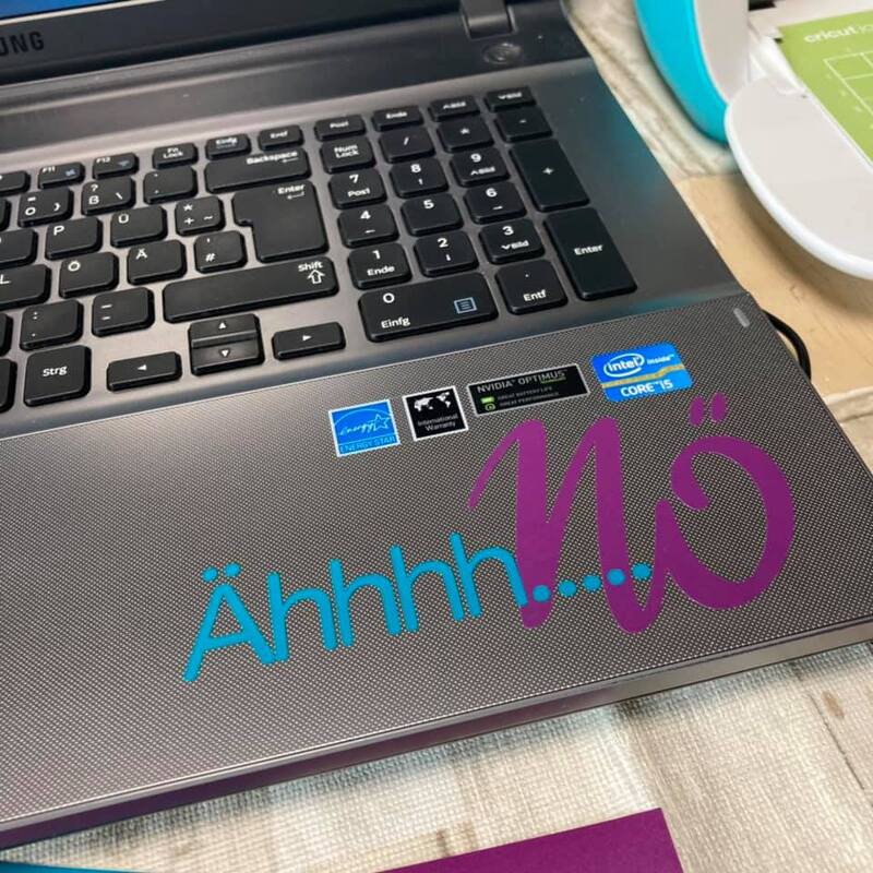 Geöffneter Laptop mit zweifarbigem Aufkleber „Ähhhh... Nö“ neben der Tastatur.