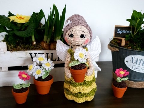 Häkelanleitung für die Fee Flora mit Blümchen