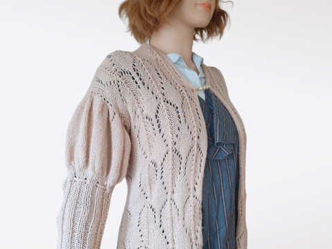 Strickanleitung für verspielte Strickjacke mit Blattmotiv