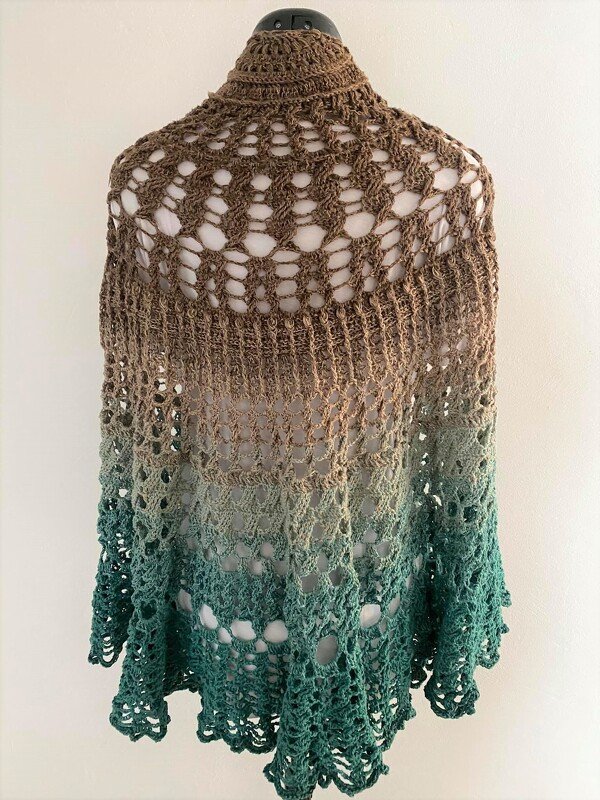 Halbrundes gehäkeltes Tuch mit Braun
R
zu
Grün Farbverlauf auf Schneiderpuppe, detailliertes Loch- und Spitzenmuster