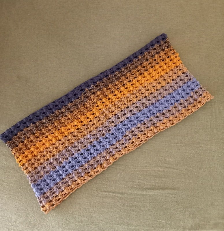 Gehäkelter Loop-Schal mit Lochmuster und Streifen in Violett, Orange und Braun