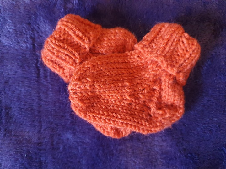 Strickanleitung für kuschelige Frühchen Söckchen in Größe 44/46!