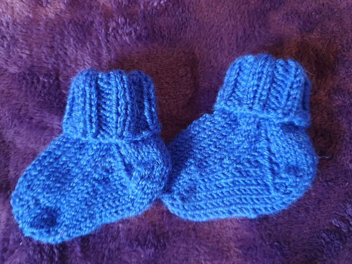 Strickanleitung für kuschelige Frühchen Söckchen in Größe 44/46!