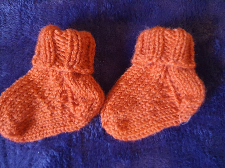 Strickanleitung für kuschelige Frühchen Söckchen in Größe 44/46!