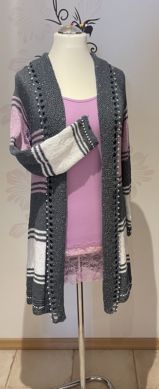 Lange, offene Damenjacke, gestrickt in Grau mit rosa-weißen Streifen und Perlen an den Kanten, auf Mannequin.