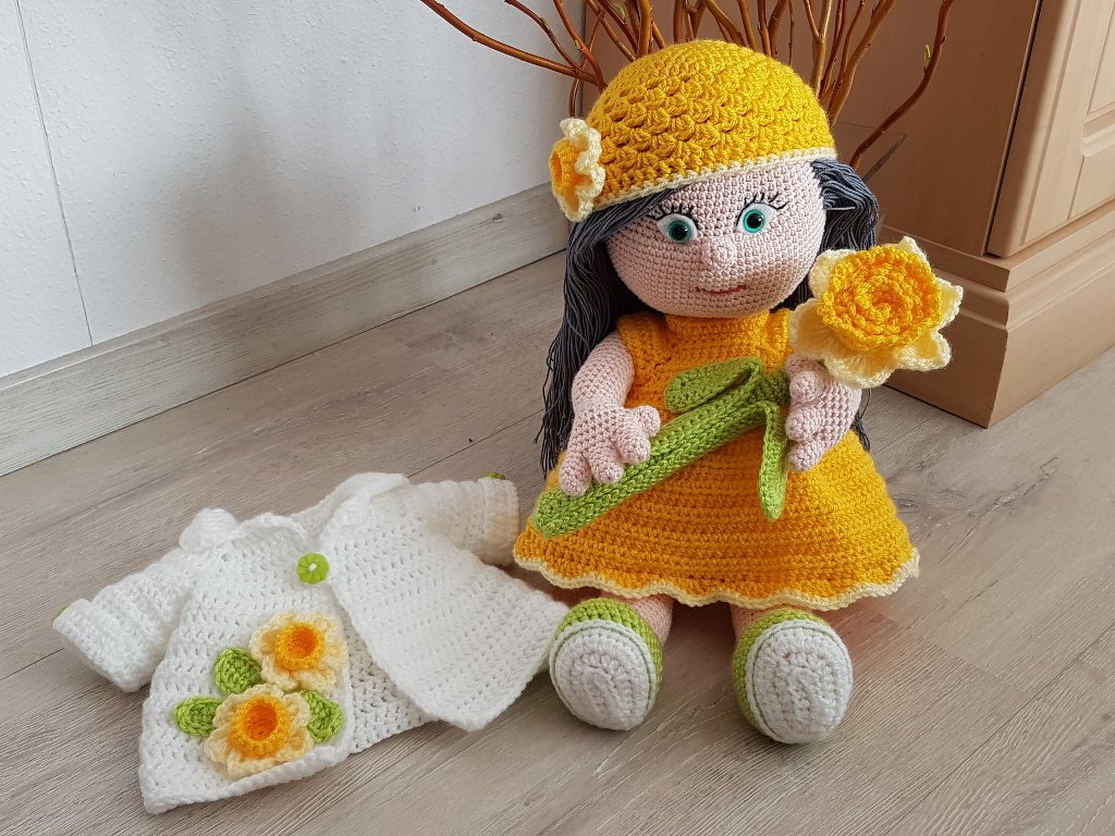Häkelanleitung Puppenkleidung Noemi das Narzissen Mädchen - Bild 3