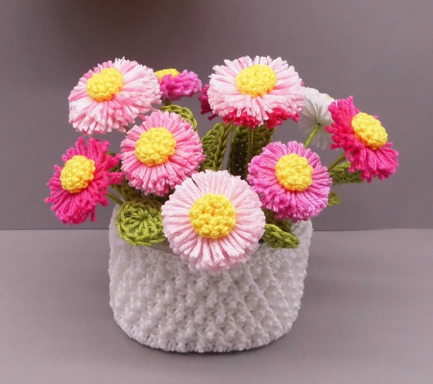 Häkel-Deko Gänseblümchen für Tisch, Tür und Wand - einfach aus Wollresten