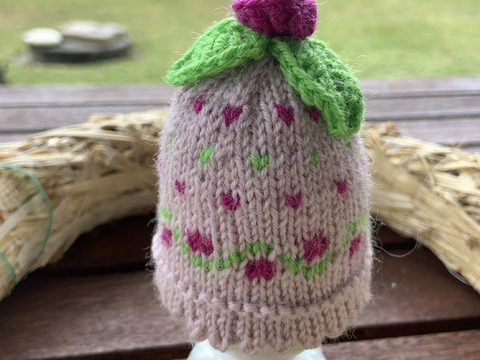 Anleitung Eierwärmer in Altrosa mit Borte und Röschen-Topping