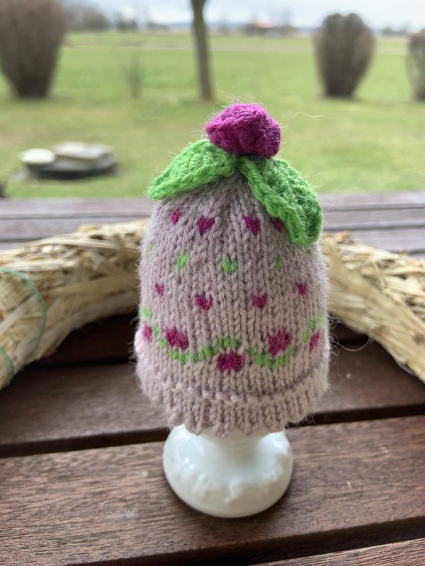 Anleitung Eierwärmer in Altrosa mit Borte und Röschen-Topping