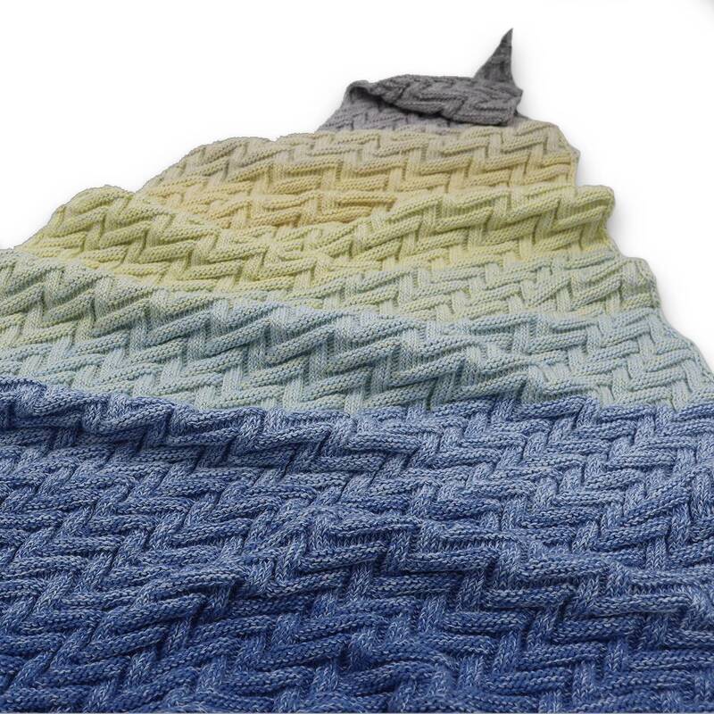 Gestricktes Dreieckstuch mit Korbmuster/Flechtstruktur und Farbverlauf von Blau über Gelb zu Grau, Nahaufnahme