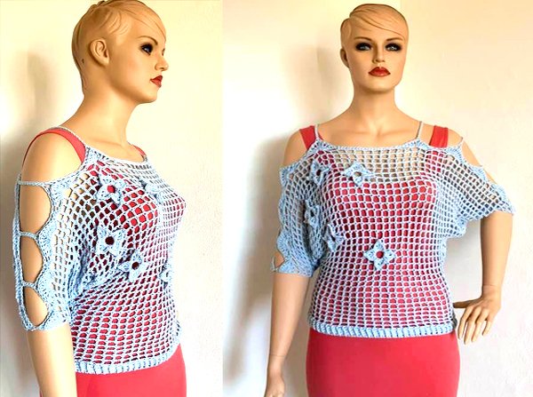 Schaufensterpuppe mit hellblauem, gehäkeltem Netzshirt, offenen Schultern und Blumenapplikationen
