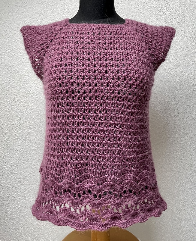 Rosa-mauve gehäkeltes Top mit Ajourkante am Saum auf Puppe