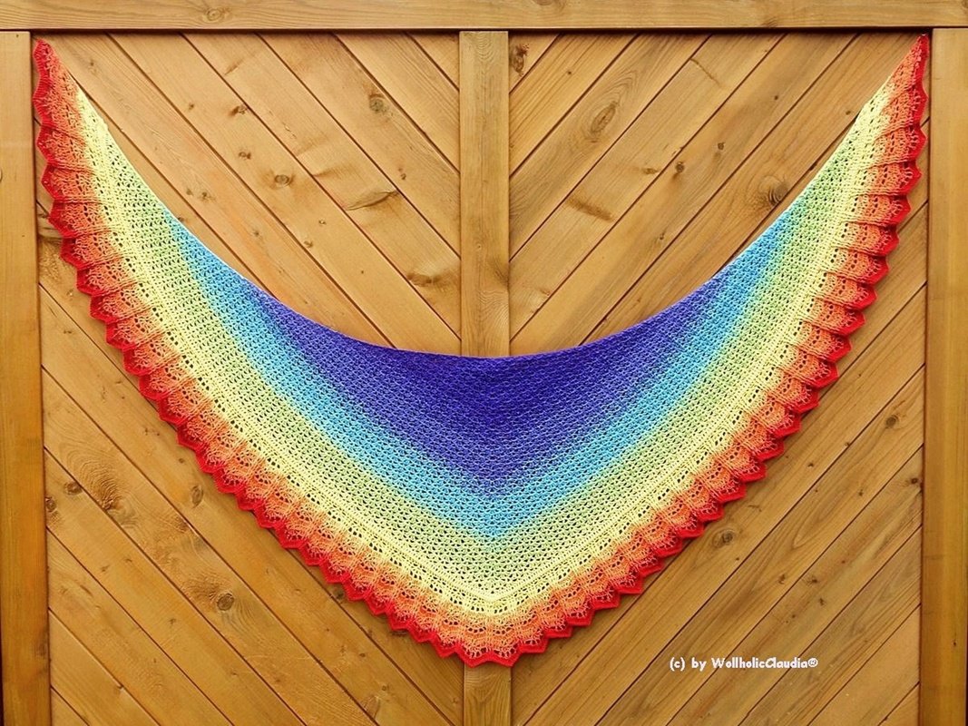 Gehäkeltes Dreieckstuch in Regenbogenfarben mit blauer Mitte und rotem Rüschenrand