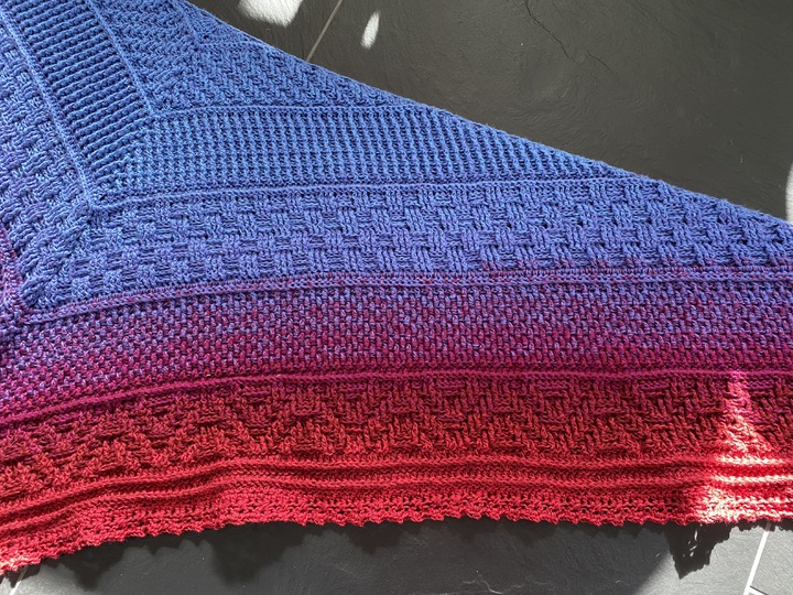 Anleitung Taima - breites Dreieckstuch mit Reliefstäbchen einfache Version