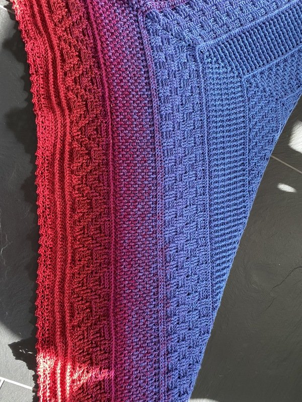 Gehäkeltes Dreieckstuch mit Rot
zu
Blau-Farbverlauf und strukturiertem Muster