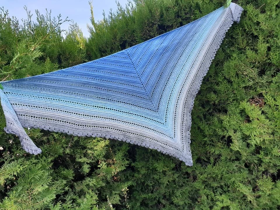 Gehäkeltes Dreieckstuch im Blau-Grau-Verlauf mit Lochreihen und gezackter Kante