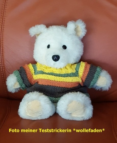 Cremefarbener Teddybär mit gestreiftem Strickpullover in Gelb, Grün, Orange und Braun
