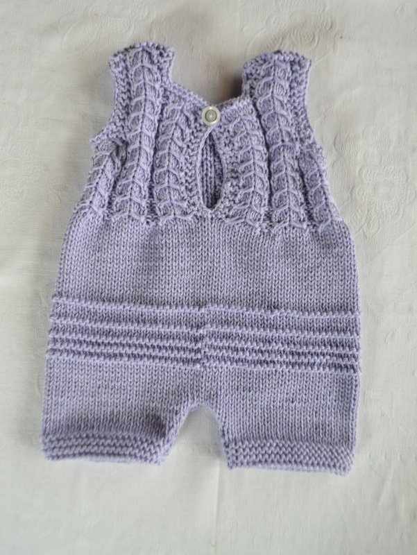 Helllila gestrickter Baby-Strampler mit Zopfmuster und Knopfverschluss