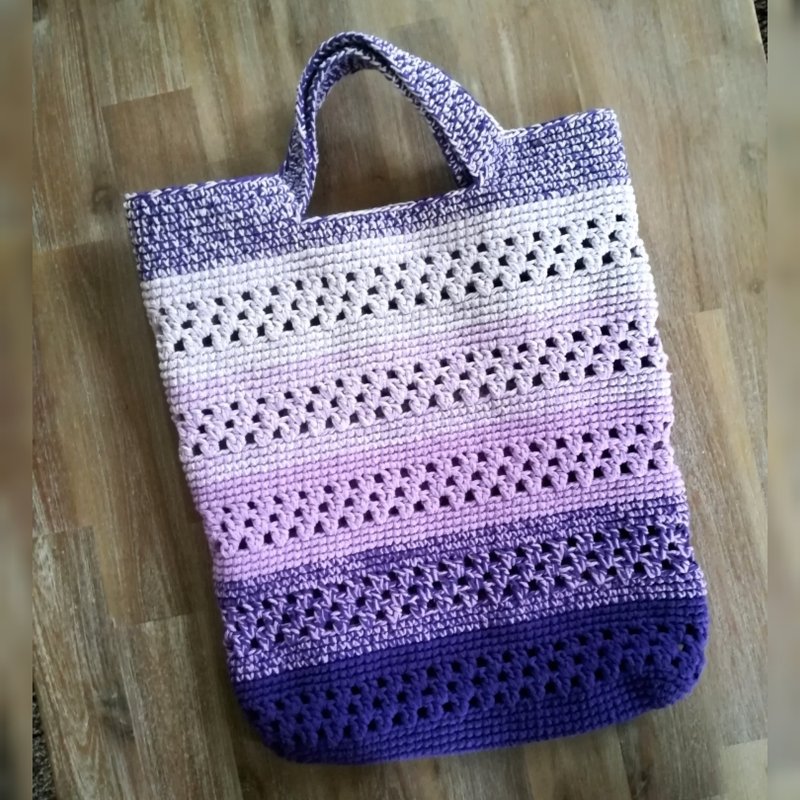 Gehäkelte Henkeltasche in lila-weißem Farbverlauf mit Lochreihen