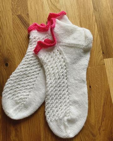 Lacy Little Sneaker Socks - knitting pattern