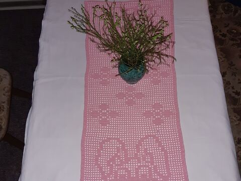 Tischläufer Hase mit Schleife Häkelanleitung